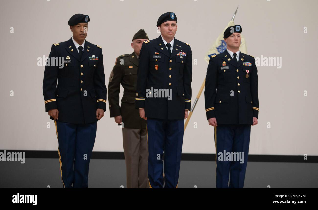 Alpha Company, 46e bataillon de soutien à l'aviation, 16e brigade d'aviation de combat accueille un changement de commandement au théâtre Evergreen, base interarmées Lewis-McChord, Washington, le 29 avril 2022. Le Capitaine Cameron Blackhurst confie le commandement au Capitaine Emmanuel Phillips. 46e ASB,COC,changement de commandement, Banque D'Images