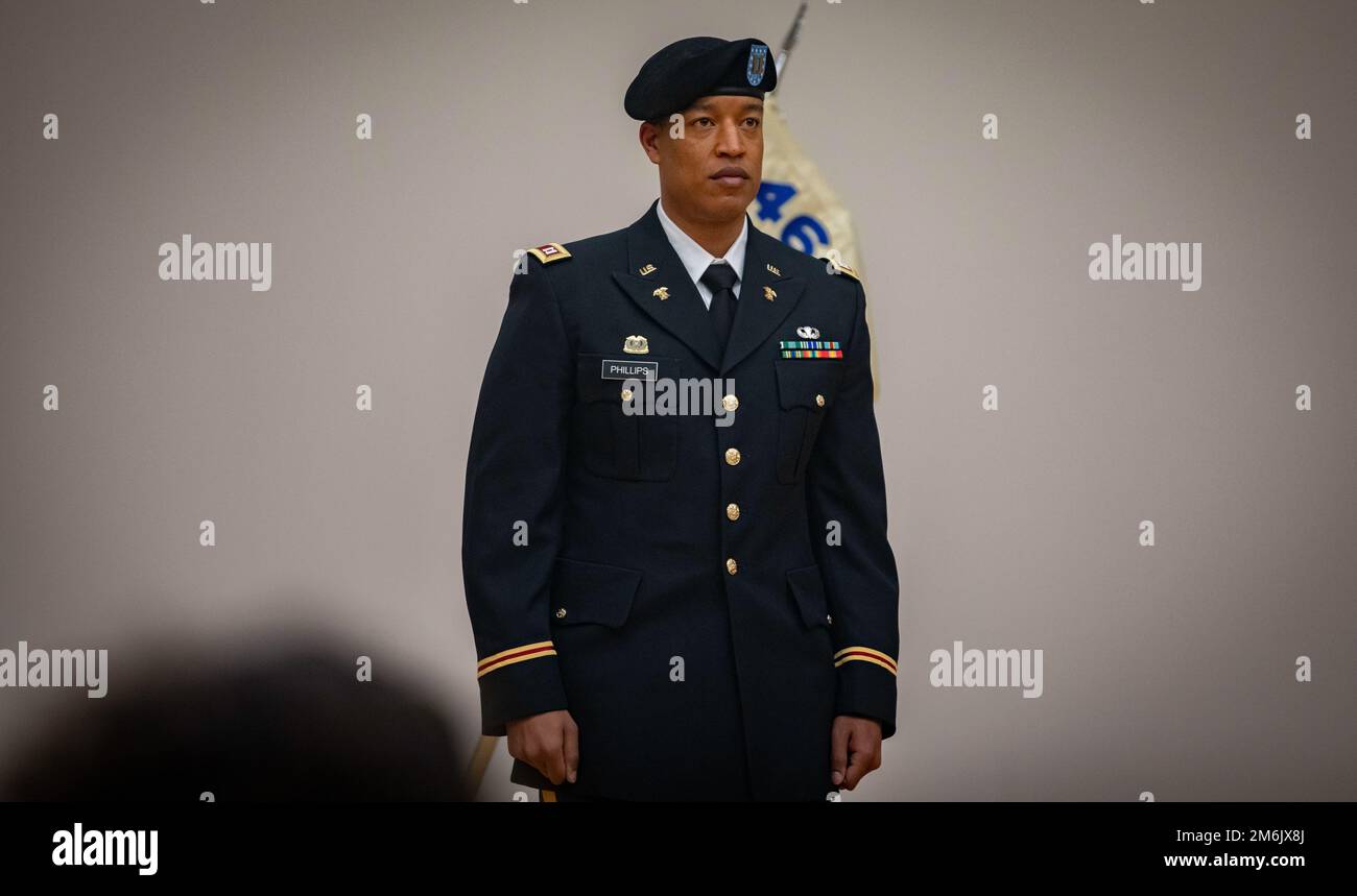 Alpha Company, 46e bataillon de soutien à l'aviation, 16e brigade d'aviation de combat accueille un changement de commandement au théâtre Evergreen, base interarmées Lewis-McChord, Washington, le 29 avril 2022. Le Capitaine Cameron Blackhurst confie le commandement au Capitaine Emmanuel Phillips. 46e ASB,COC,changement de commandement, Banque D'Images