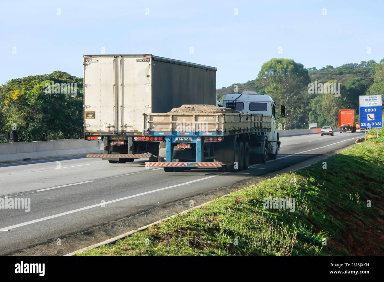 Minas Gerais, Brésil - 27 février 2015 : circulation et manutention de camions de transport sur l'autoroute Fernao Dias, BR 381 Banque D'Images