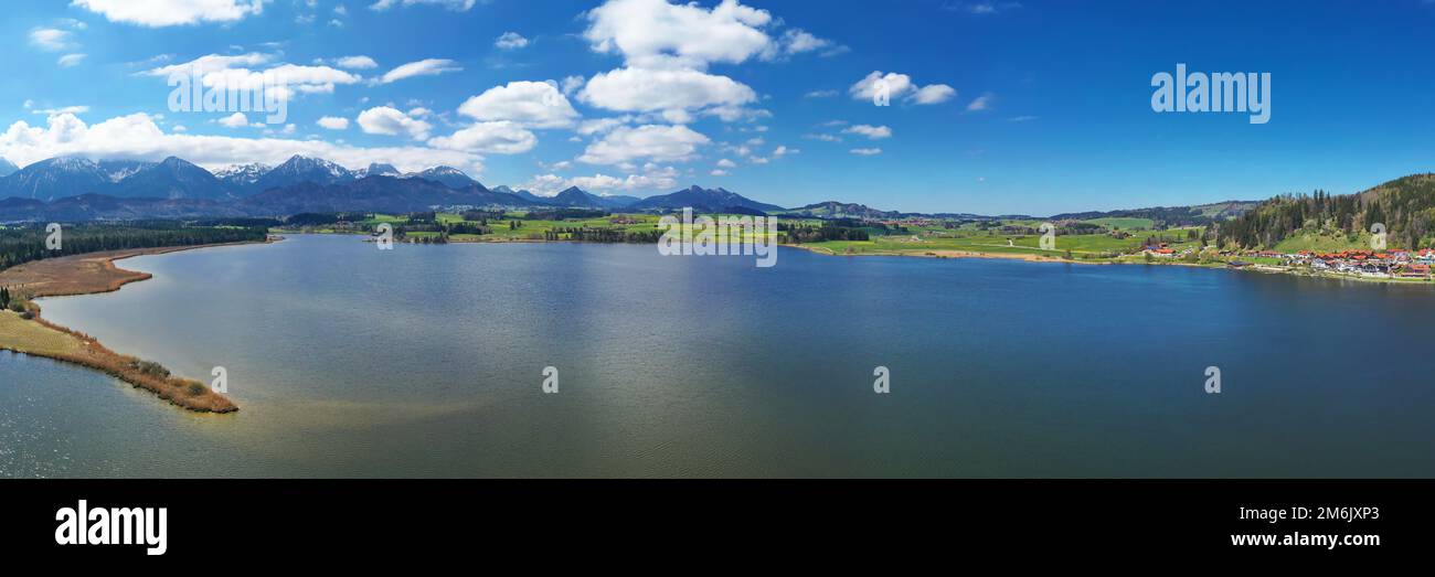 Vue aérienne de Hopfensee par beau temps Banque D'Images Vue aérienne de Hopfensee par beau temps Banque D'Images