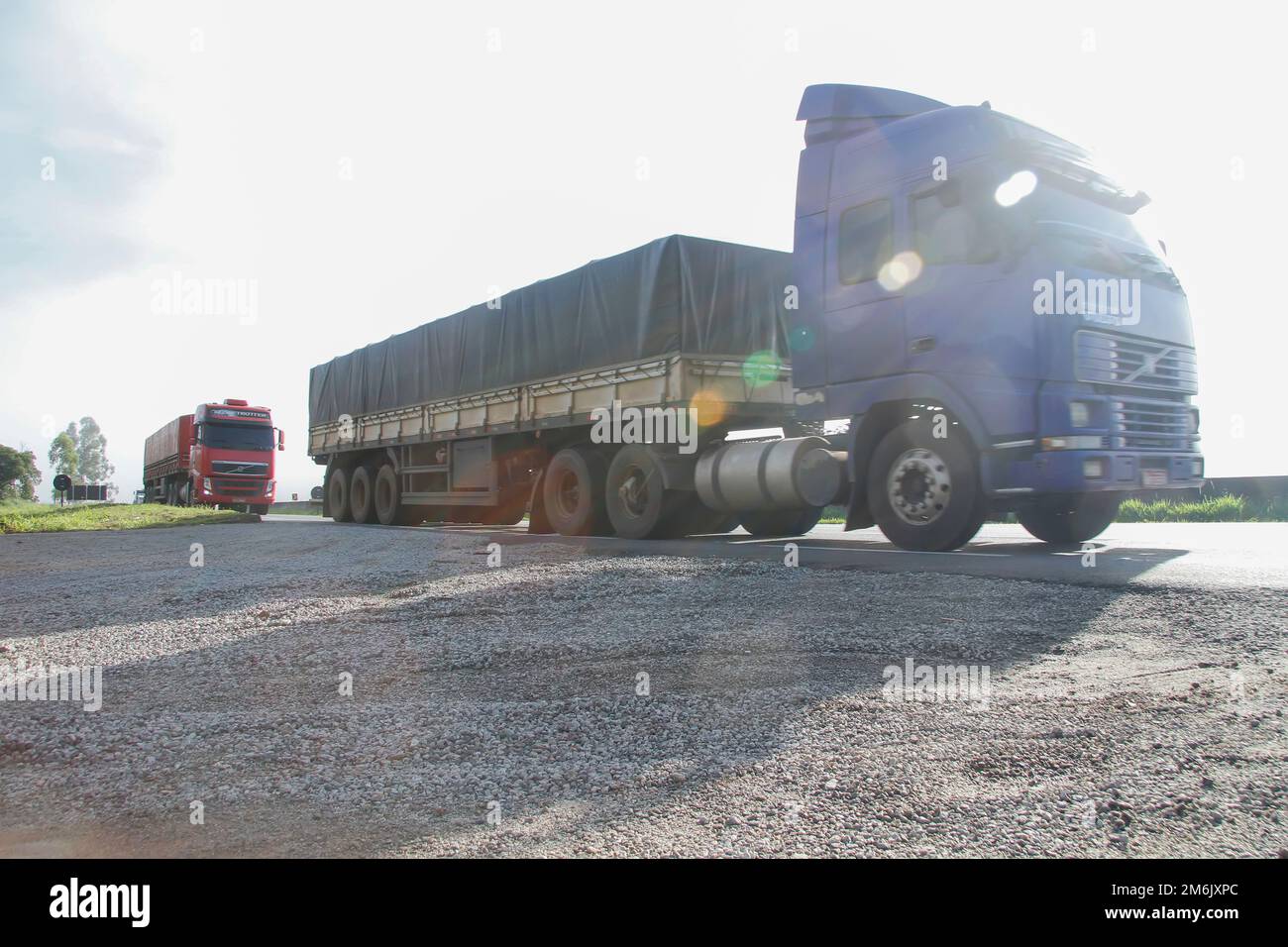 Minas Gerais, Brésil - 27 février 2015 : circulation et manutention de camions de transport sur l'autoroute Fernao Dias, BR 381 Banque D'Images