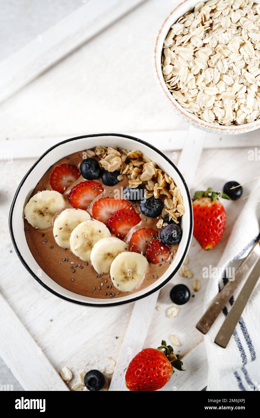 Bol à smoothie au chocolat et flocons d'avoine | concept petit déjeuner sain Banque D'Images