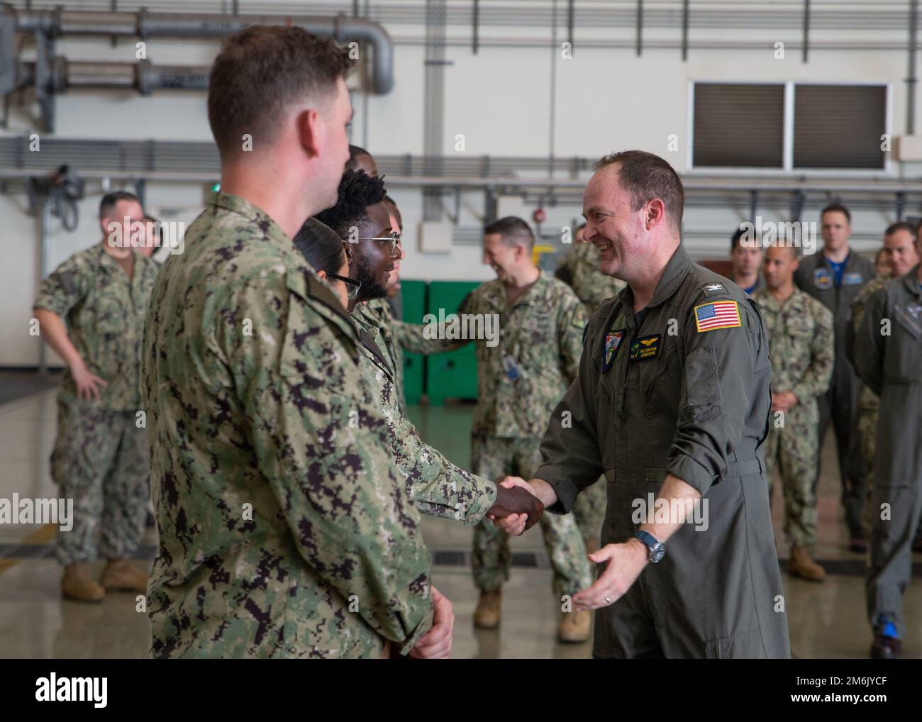 OKINAWA, Japon (29 avril 2022) — le capitaine will Toraason, commandant de la Force opérationnelle (CTF) 72, félicite les marins affectés au « Mad foxes » de l'escadron de patrouille (VP) 5, au cours d'une visite et d'un appel mains libres au CTG-72,2, composantes du CTF-72. Le VP-5 « Mad foxes » du VP-5 est basé à Jacksonville, en Floride, et opère actuellement à partir de la base aérienne de Kadena à Okinawa, au Japon, et effectue des opérations de patrouille maritime, de reconnaissance et de coopération en matière de sécurité tout au long de l'AOR de C7F. Les capacités avancées du P-8A Poséidon permettent aux renards Mad d'effectuer une guerre anti-sous-marine (ASW), une guerre anti-surface Banque D'Images