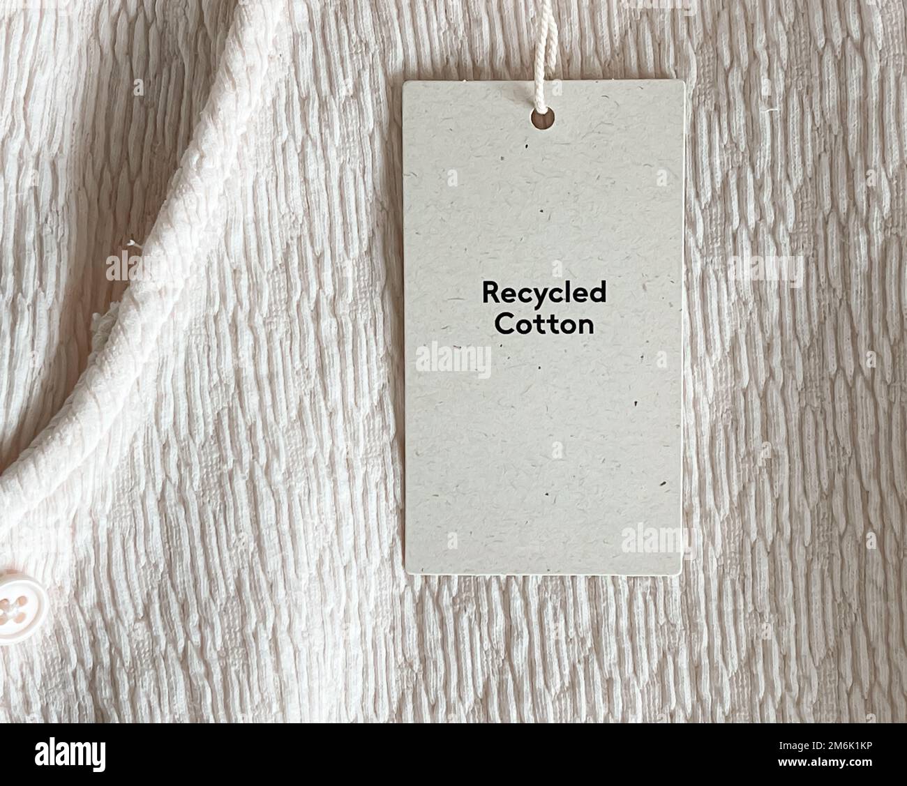 Étiquette d'étiquette de mode en coton recyclé, carte de prix de vente sur fond de tissu de luxe, shopping et vente au détail Banque D'Images