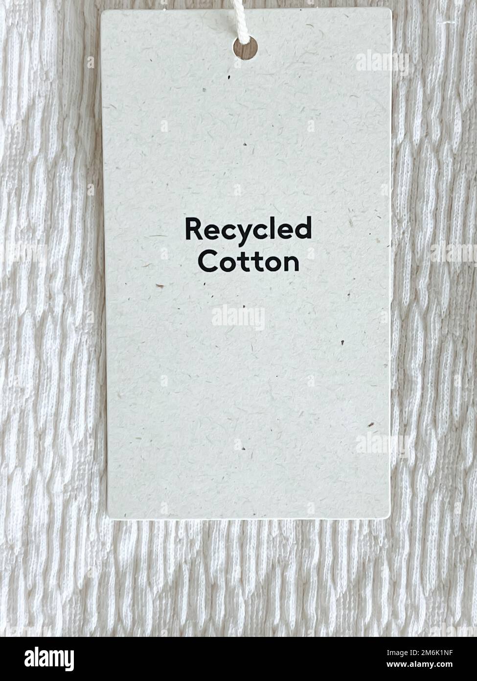 Étiquette d'étiquette de mode en coton recyclé, carte de prix de vente sur fond de tissu de luxe, shopping et vente au détail Banque D'Images