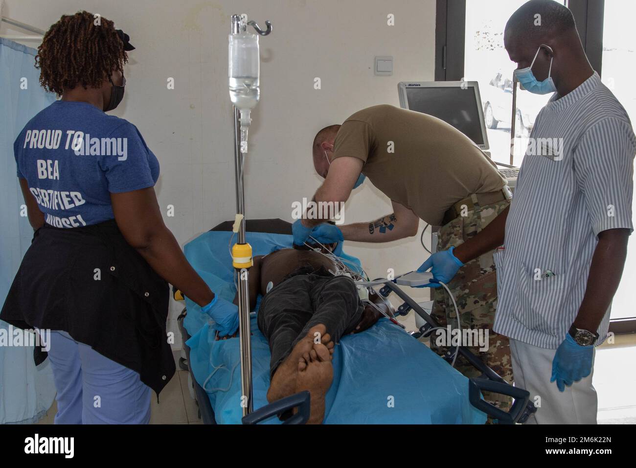 ÉTATS-UNIS Le sergent d'état-major de l'armée James Dewitt, un medic de combat affecté au 3rd Bataillon, 126th Infantry Regiment, Garde nationale du Michigan, aide les infirmières affectées aux Forces armées du Libéria (AFL), à l'hôpital militaire 14 de Monrovia, au Libéria (29 avril 2022). Le programme de partenariat d'État DE MING avec le Libéria était en pleine démonstration car diverses unités médiales ont procédé à un échange de « meilleures pratiques » médicales à Monrovia 25-29 avril 2022, à l'hôpital. En collaboration avec l'AFL, MING a contribué à l'établissement en septembre 2021, ce qui en fait le premier hôpital militaire du pays. Banque D'Images