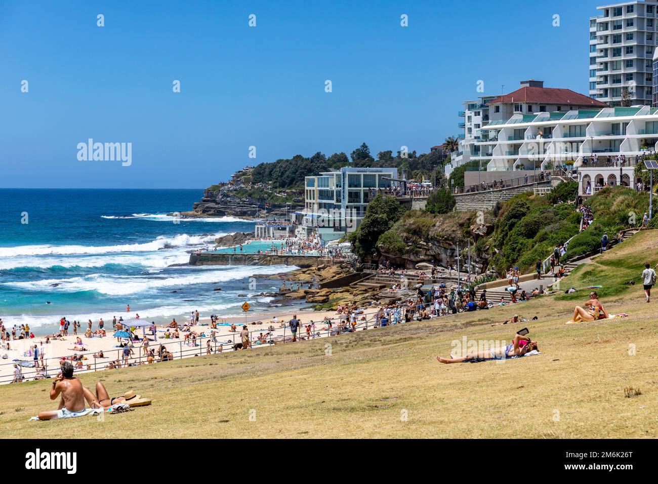 Bondi Beach Sydney, vue sur la plage et Bondi icebergs et appartements, Sydney, Nouvelle-Galles du Sud, Australie Banque D'Images