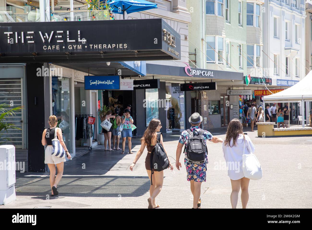 Campbell Parade Bondi Beach été 2023, magasins de surf Ripcurl et le bien café et salle de gym, scène de rue, Sydney, NSW, Australie Banque D'Images