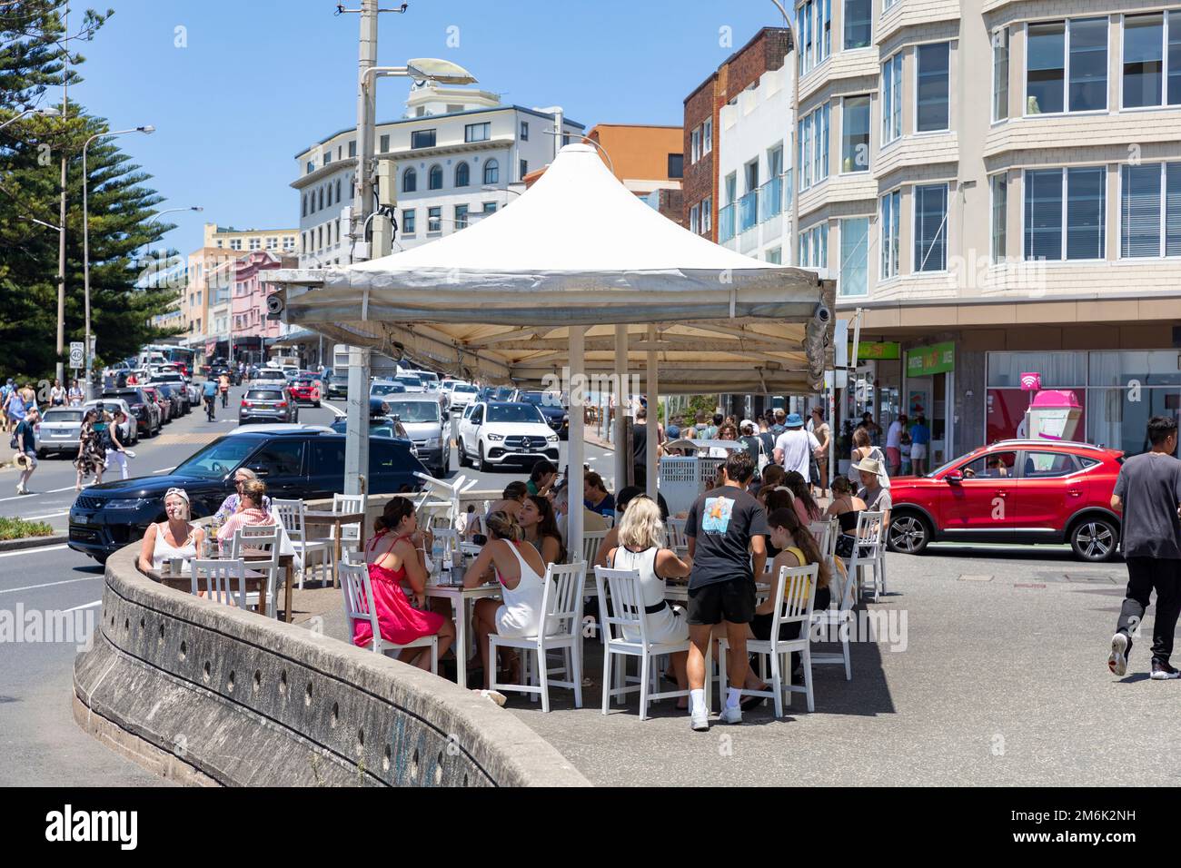 Bondi Beach 2023 personnes mangeant dehors sous couvert dans un restaurant sur campbell Parade Bondi, Sydney, Nouvelle-Galles du Sud, Australie Banque D'Images
