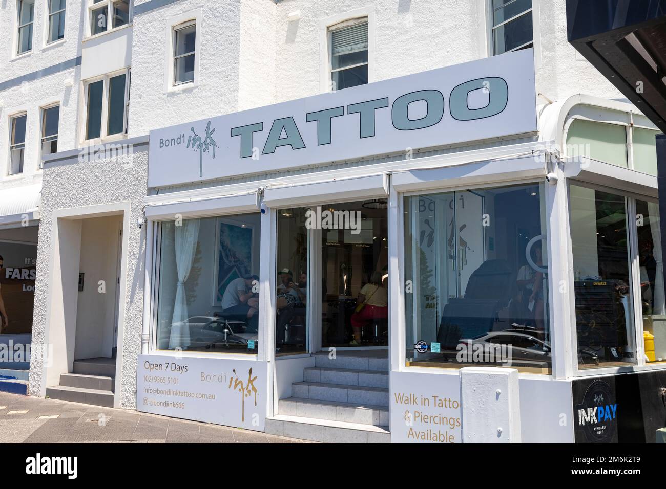 Salon de tatouage Bondi Beach, Bondi Ink, homme en train d'être tatoué dans la fenêtre du magasin, Bondi, Sydney, Nouvelle-Galles du Sud, Australie Banque D'Images