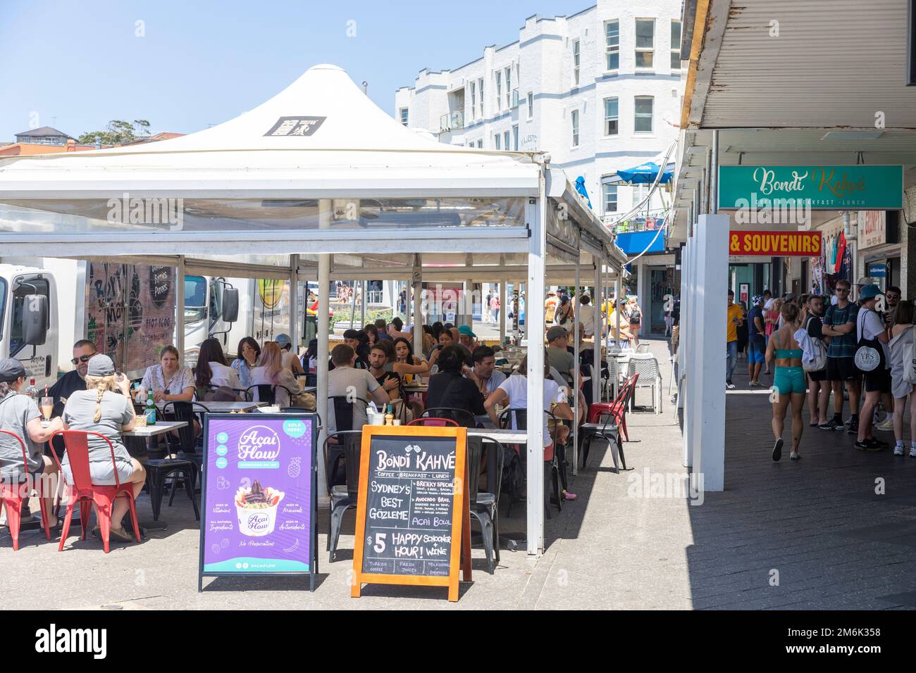 Bondi Beach Sydney les gens mangent le déjeuner dehors sous couvert au restaurant turc Kahve sur campbell Parade, Sydney, Australie Banque D'Images