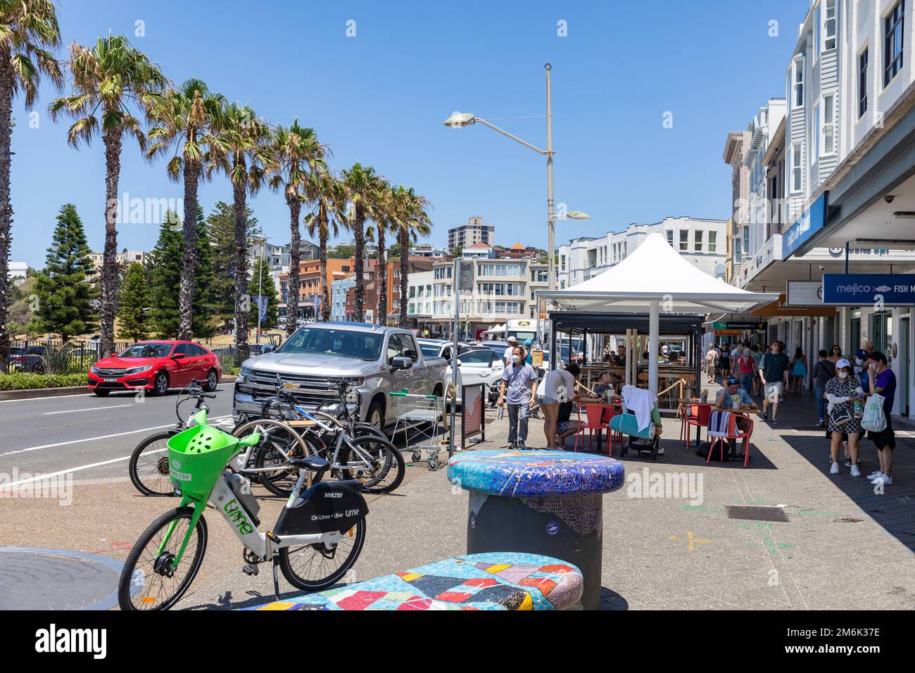 Bondi Beach Street Scene, vue le long de campbell parade avec des cafés et des restaurants, les gens de manger, Bondi, Sydney, NSW, Australie Banque D'Images