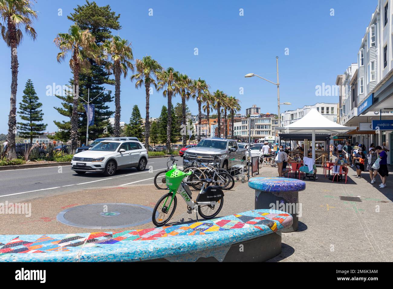 Bondi Beach Street Scene, vue le long de campbell parade avec des cafés et des restaurants, les gens de manger, Bondi, Sydney, NSW, Australie Banque D'Images