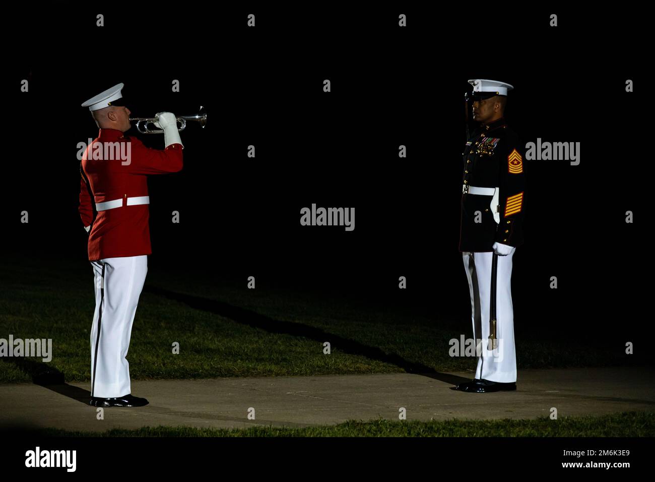 Le Sergent Maj. Jesse J. Dorsey, sergent-major, caserne Marine, Washington, et le Sergent d’état-major Christopher Walker, bugler de cérémonie, « le commandant lui-même », États-Unis Marine Drum and Bugle corps, exécute “l’appel de l’officier de son” lors d’une parade du vendredi soir à MBW, 29 avril 2022. L'invité d'honneur pour la soirée était le général David H. Berger, commandant du corps des Marines en 38th, et le responsable hôte était le colonel Robert A. Sucher, commandant des casernes de Marine Washington. Banque D'Images