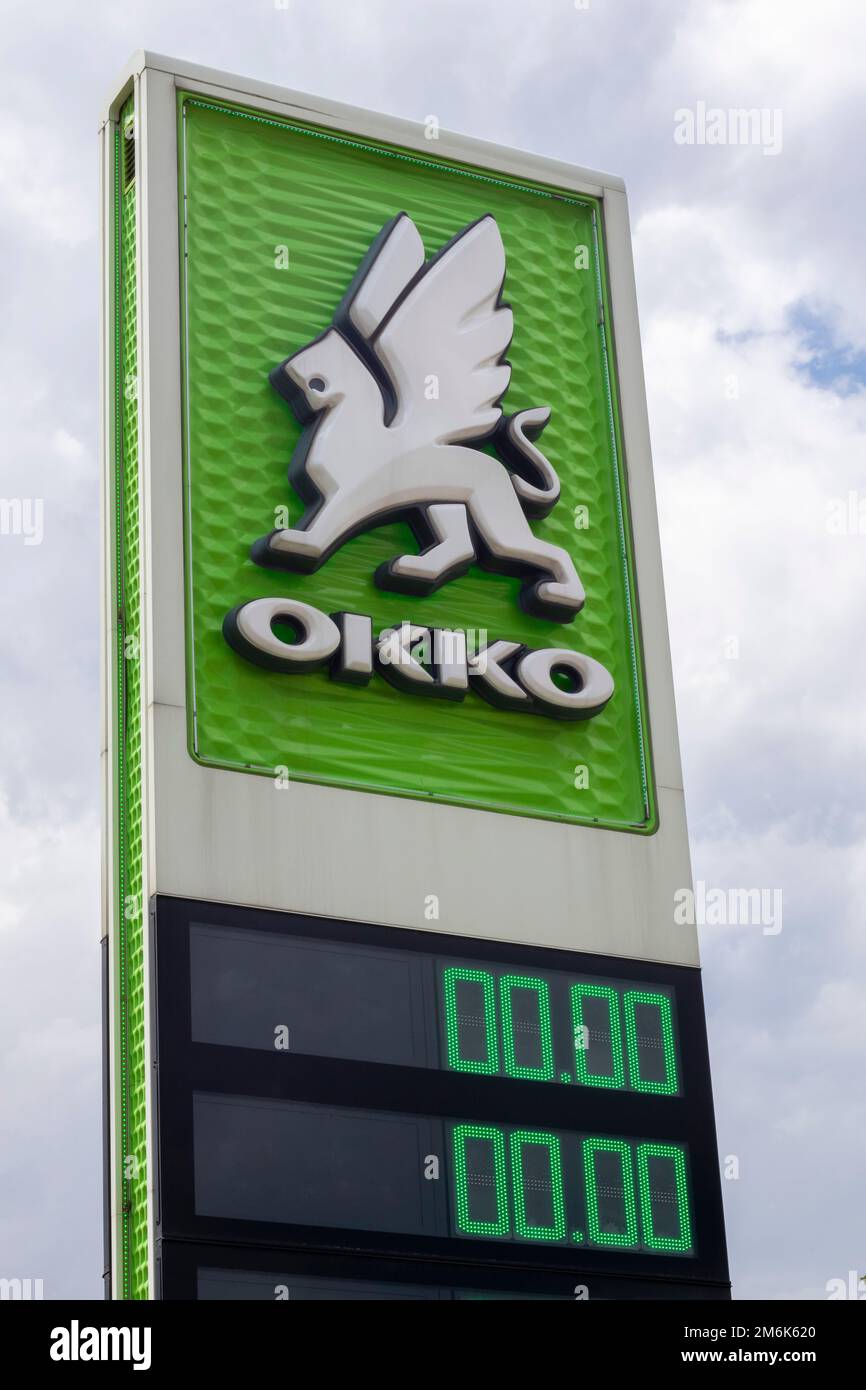 Gros plan d'un panneau à une station-service indiquant les prix de l'essence et du gaz en Ukraine en 2022. Le concept de manque de carburant. Okko Banque D'Images