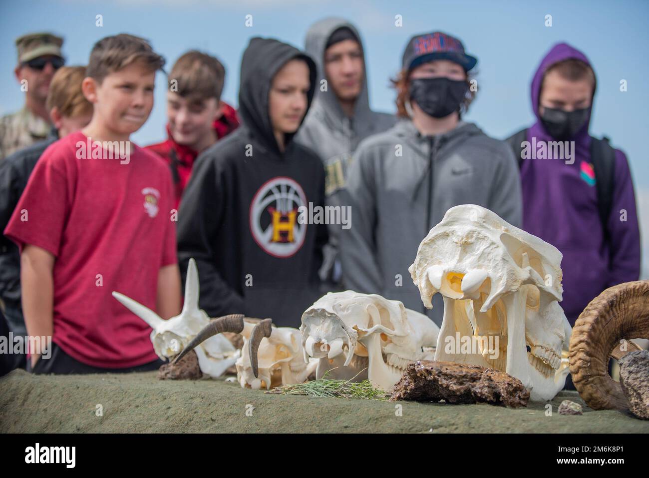 Plus de 180 élèves de septième année de l’école secondaire Heritage ont fait l’expérience de la science au cours d’une visite pratique sur le terrain à l’aire nationale de conservation des oiseaux de proie de la rivière Morley Nelson, dans le Centre d’entraînement au combat des vergers de la Garde nationale de l’Idaho, 28-29 avril. La Garde nationale de l’Idaho s’est associée à l’Université d’État de Boise, à l’Université de l’Idaho, à la Commission des ressources de l’Idaho Rangeland et au Bureau de la gestion des terres de l’Idaho pour offrir une éducation scientifique aux étudiants de Treasure Valley dans le cadre de son programme adopter un scientifique. De plus, le programme permet de mieux comprendre la Natio de l'Idaho Banque D'Images