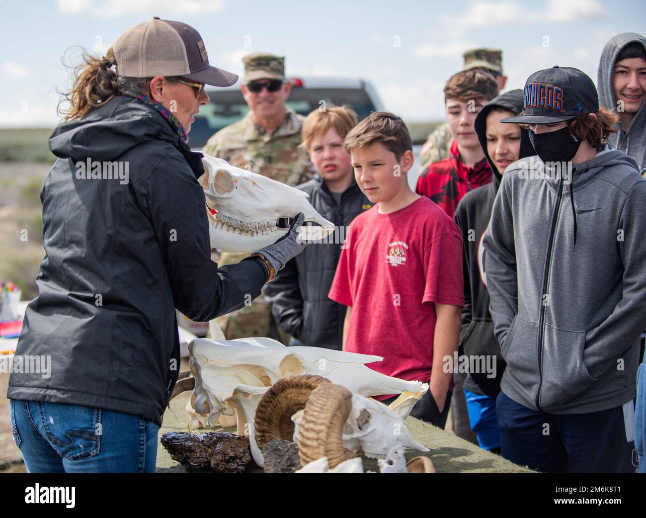 Plus de 180 élèves de septième année de l’école secondaire Heritage ont fait l’expérience de la science au cours d’une visite pratique sur le terrain à l’aire nationale de conservation des oiseaux de proie de la rivière Morley Nelson, dans le Centre d’entraînement au combat des vergers de la Garde nationale de l’Idaho, 28-29 avril. La Garde nationale de l’Idaho s’est associée à l’Université d’État de Boise, à l’Université de l’Idaho, à la Commission des ressources de l’Idaho Rangeland et au Bureau de la gestion des terres de l’Idaho pour offrir une éducation scientifique aux étudiants de Treasure Valley dans le cadre de son programme adopter un scientifique. De plus, le programme permet de mieux comprendre la Natio de l'Idaho Banque D'Images