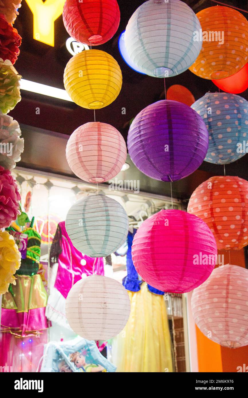 Lanterne en papier colorée en plein air dans un marché Banque D'Images