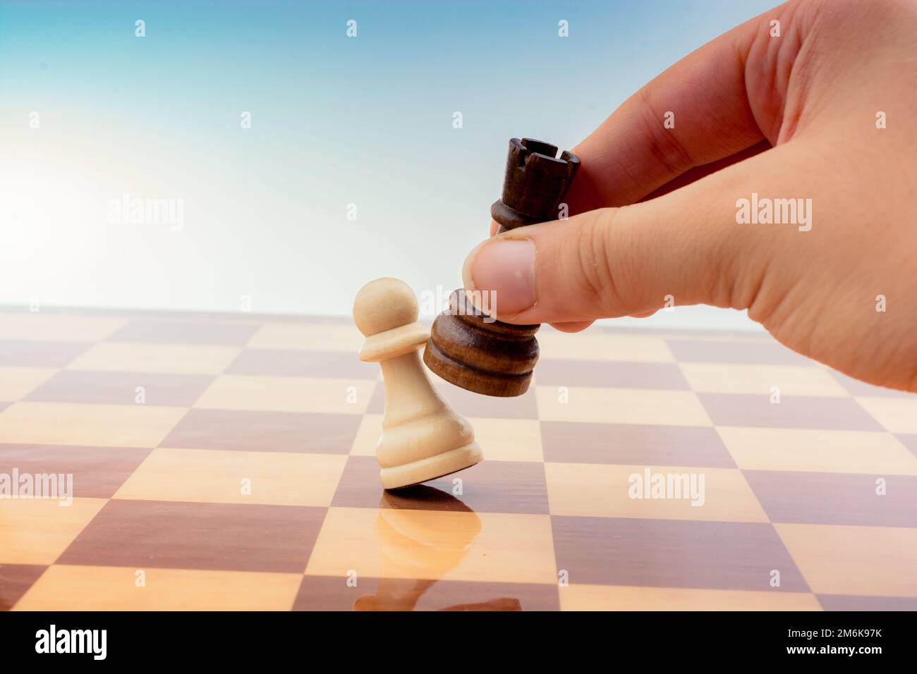 Personne jouant à un jeu d'échecs faisant un mouvement Banque D'Images