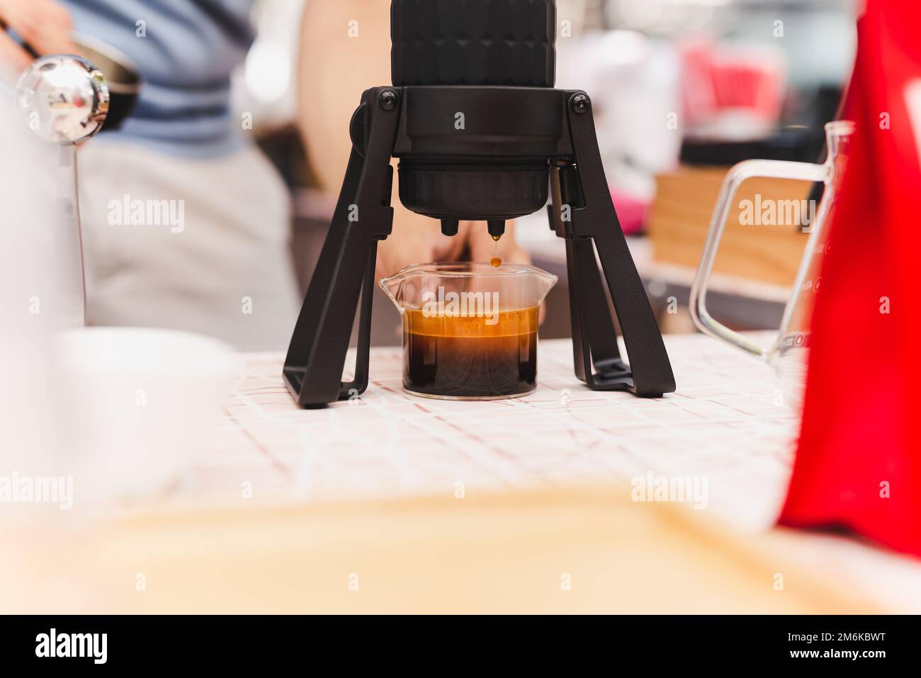 Le barista prépare un café espresso à l'aide d'Aeropress dans un café. Banque D'Images