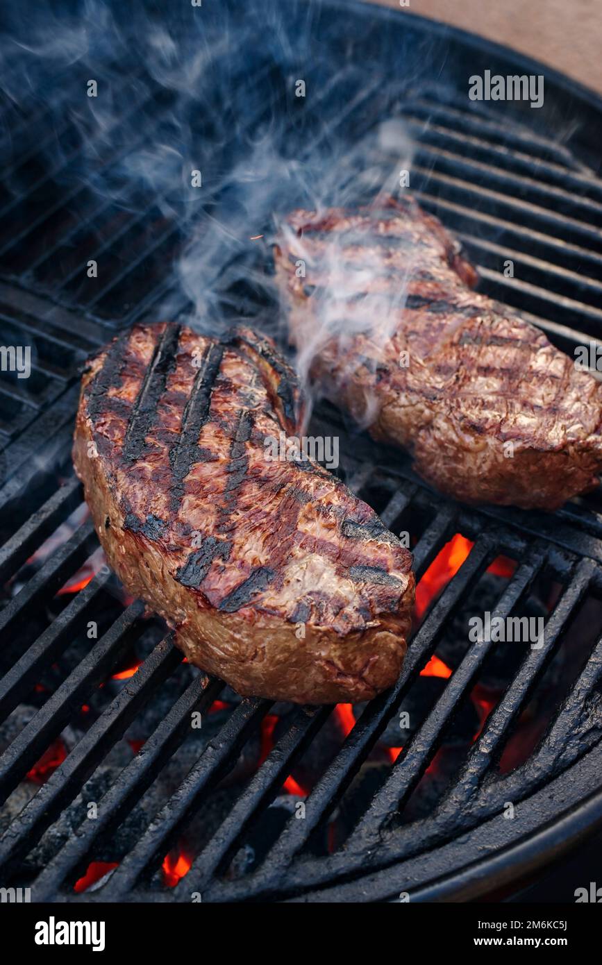 Griller le steak de bœuf rôti de Wagyu vieilli grillé en gros plan sur