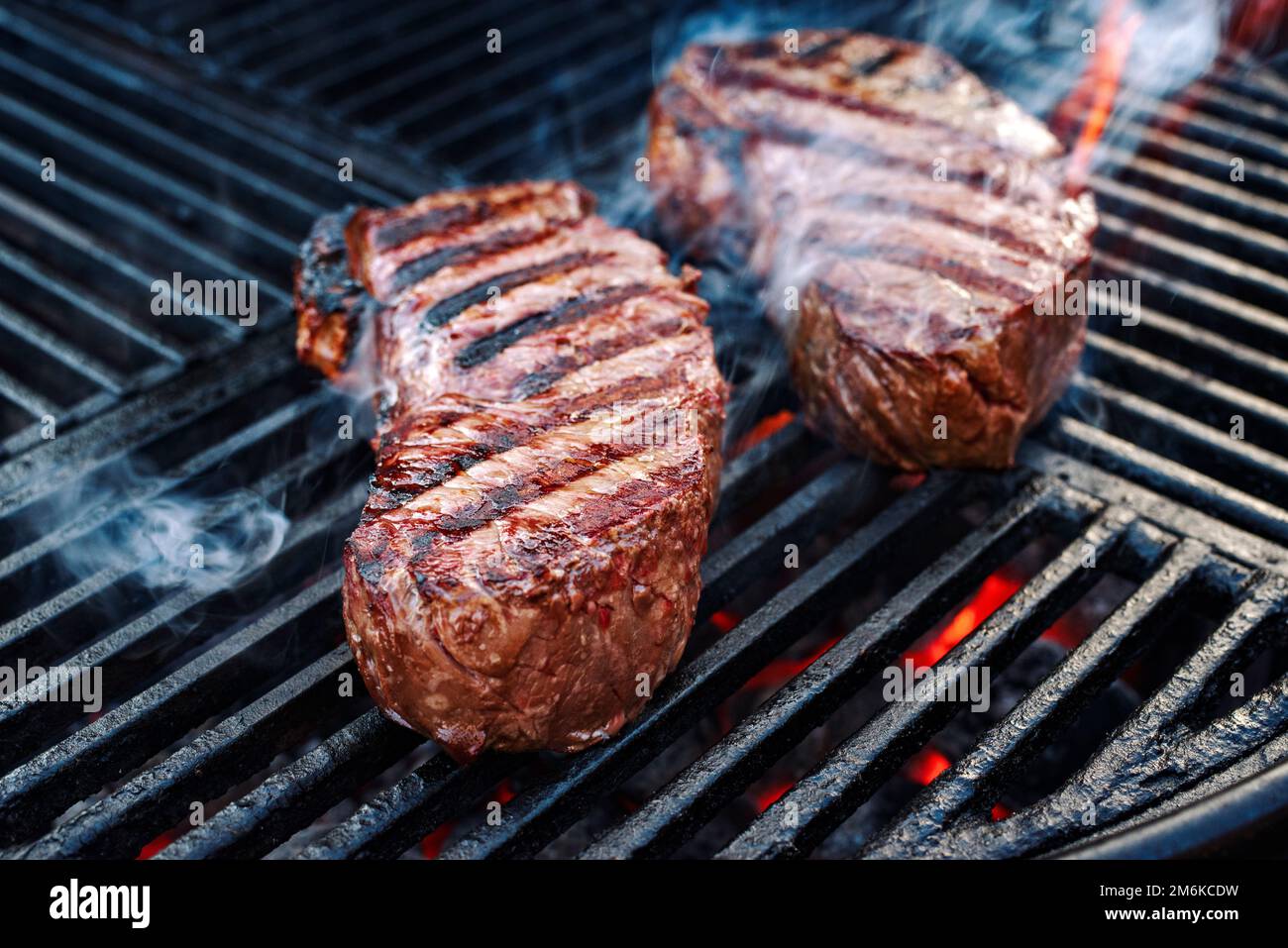 Griller le steak de bœuf rôti de Wagyu vieilli grillé en gros plan sur