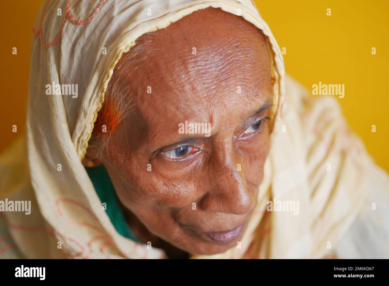 photo détaillée de l'œil féminin asiatique senior Banque D'Images