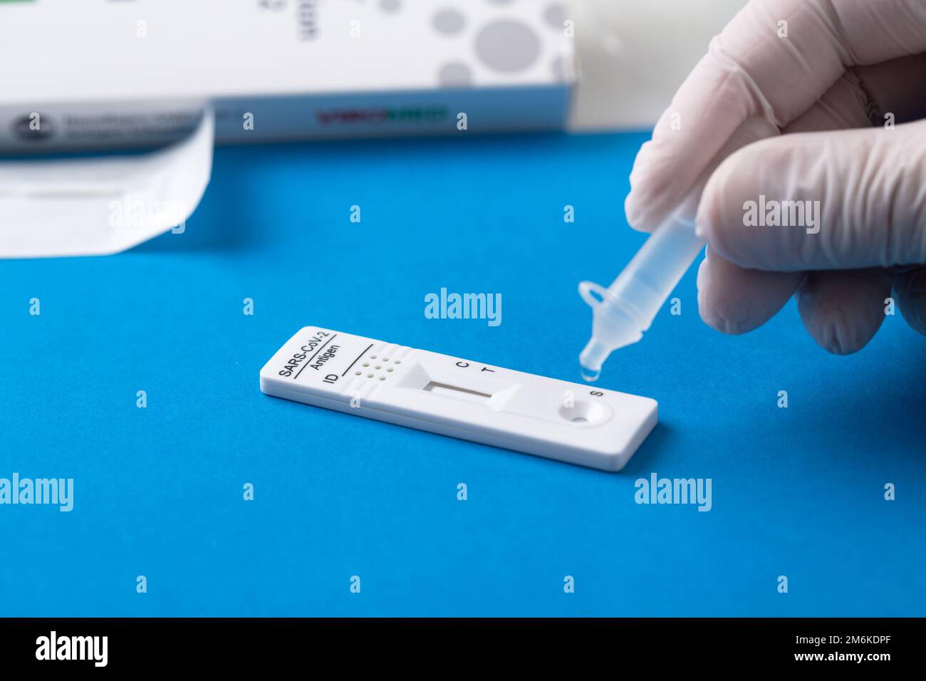 Test rapide de l'antigène du virus Corona. Test du kit de carte de laboratoire pour COVID-19. Banque D'Images