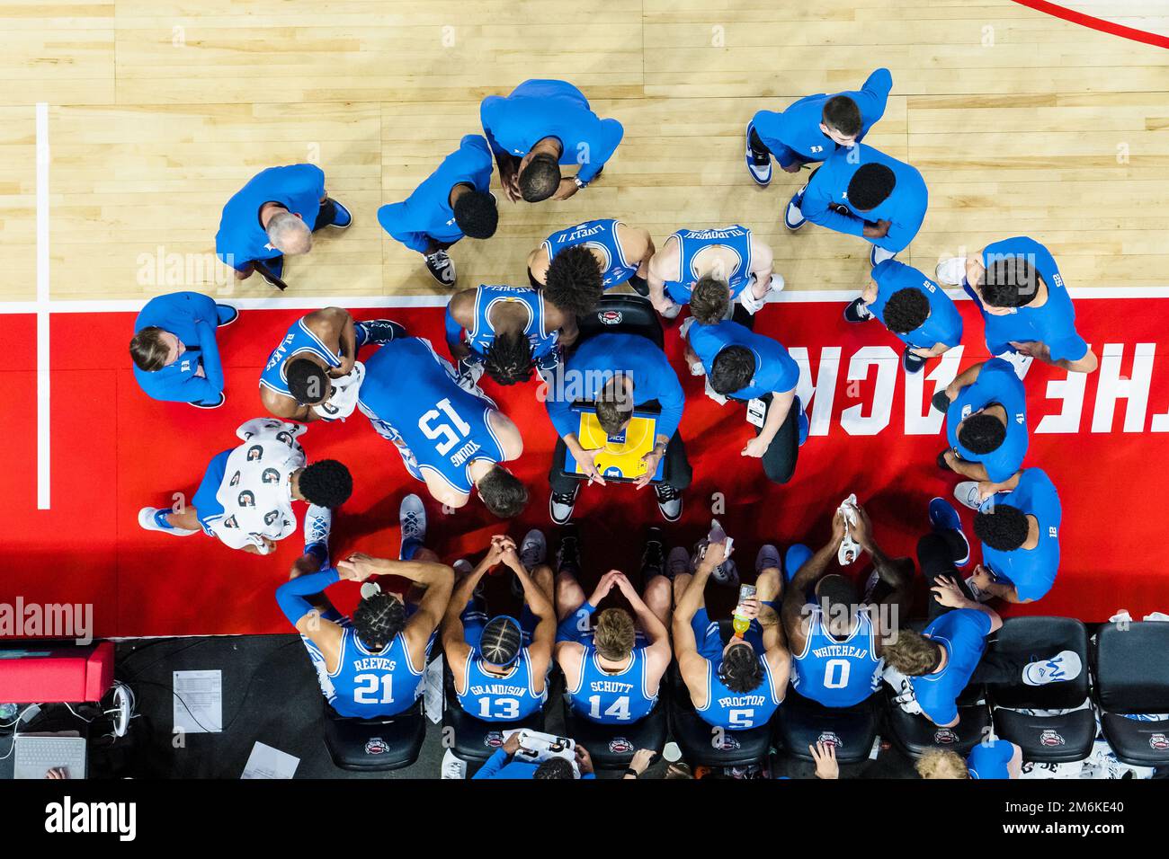 Le banc Duke se réunit pendant une période de temps au cours du match de basket-ball du NCAA College entre les Duke Blue Devils et le Wolfpack d'État de Caroline du Nord à l'arène PNC, le samedi 4 janvier 2023 à Raleigh, en Caroline du Nord. Jacob Kupferman/CSM Banque D'Images