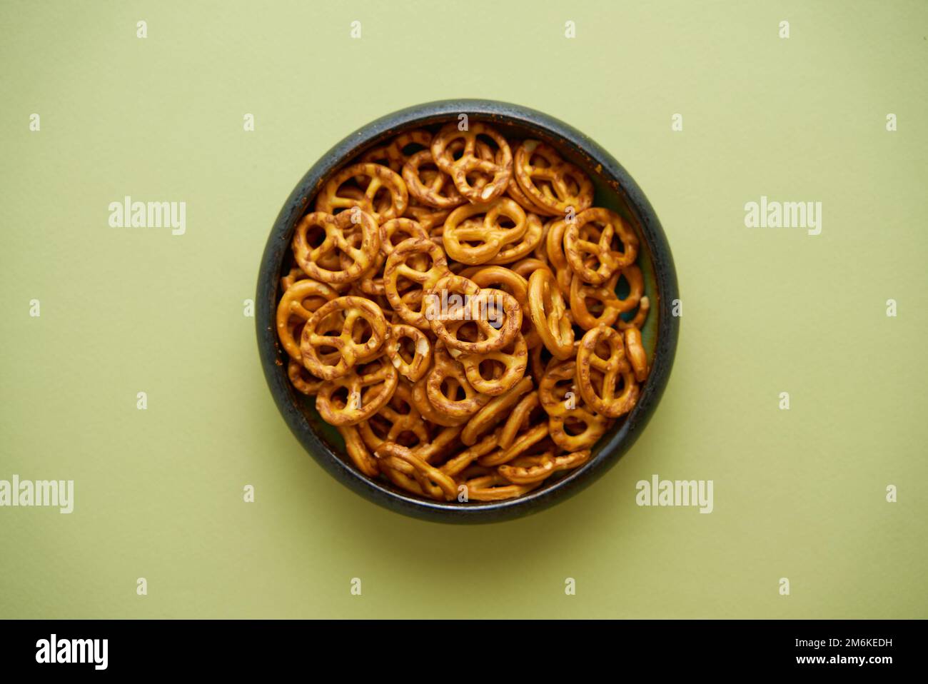 Vue de dessus d'un bol avec des bretzels salés Banque D'Images