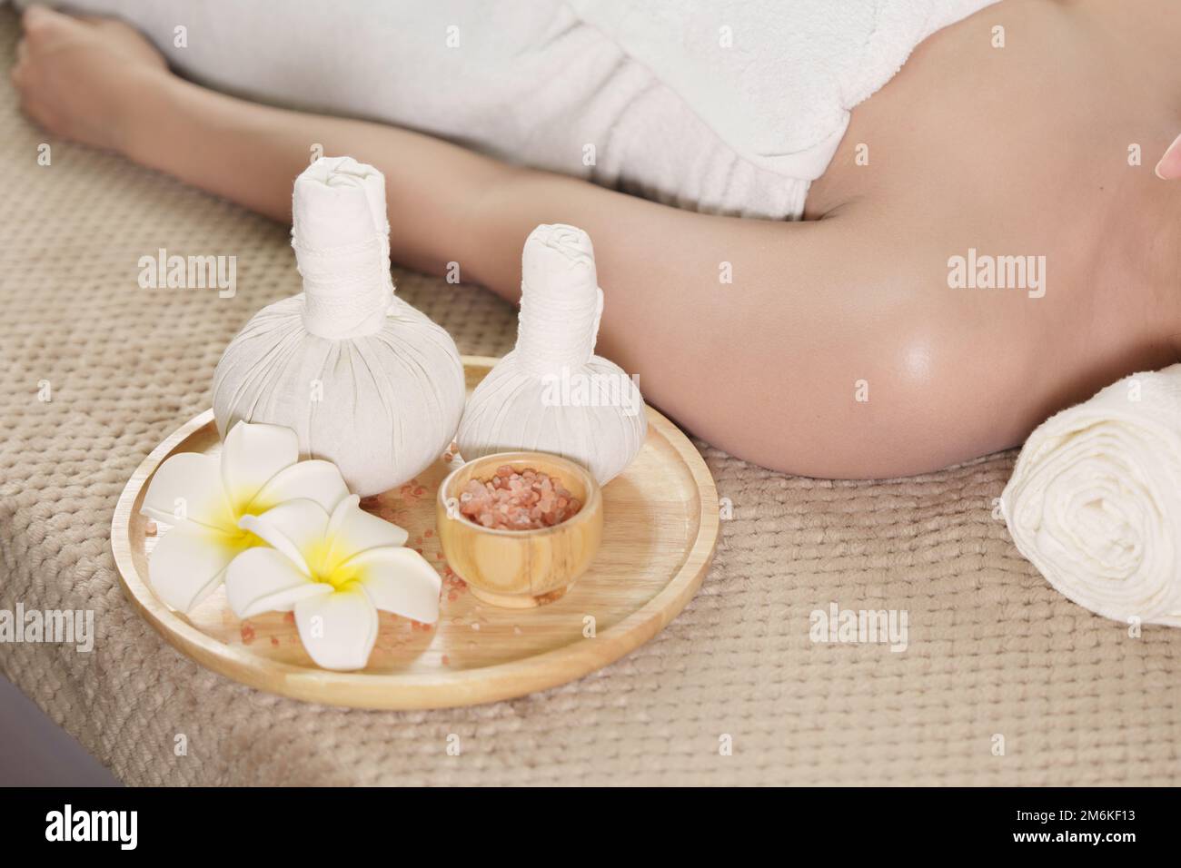 Jeune femme effectuant un massage relaxant dans le salon de spa. Femme massée par un masseur. Concept spa et médecine Banque D'Images