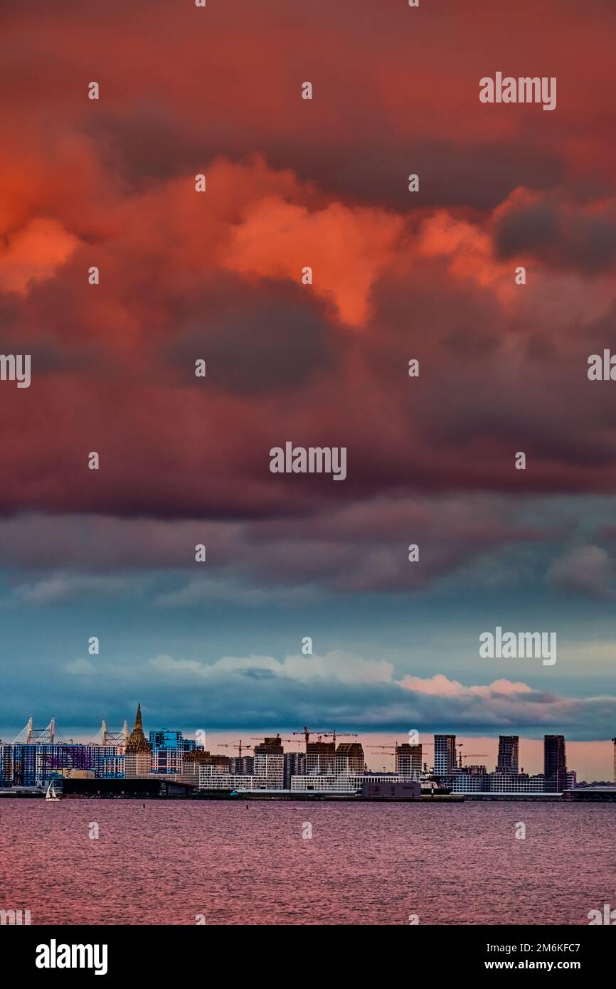 Ciel rose magique au-dessus du complexe résidentiel en construction sur le remblai de la rivière Neva sur l'île de Vasilievsky dans les bains de soleil Banque D'Images