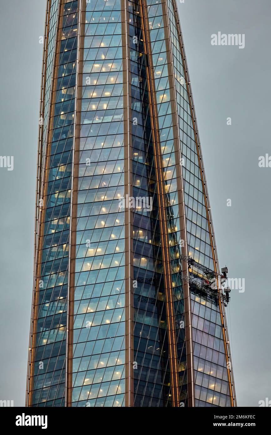 Système automatique innovant pour laver la façade en verre d'un gratte-ciel, le gratte-ciel au crépuscule, la façade en verre et en fer Banque D'Images