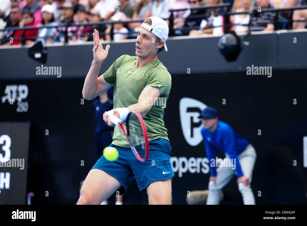 Adélaïde, Australie, 5 janvier 2023. Denis Shapovalov, du Canada, joue un rôle de prémain lors du match international de tennis d'Adélaïde entre Roman Safiullin et Denis Shapovalov, du Canada, à la promenade Memorial, sur 05 janvier 2023, à Adélaïde, en Australie. Crédit : Peter Mundy/Speed Media/Alay Live News Banque D'Images