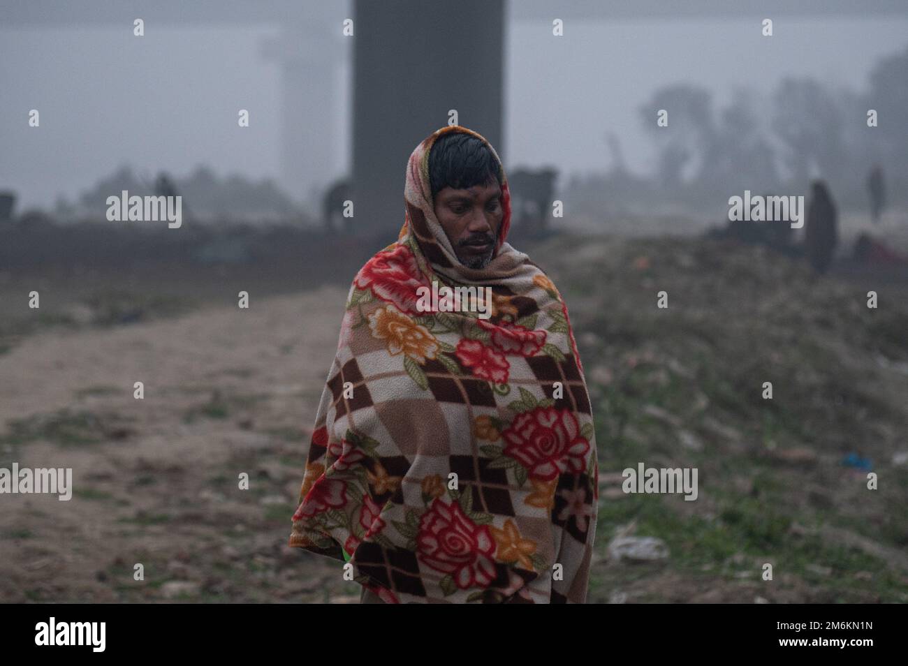 New Delhi, Delhi, Inde. 5th janvier 2023. Un homme sans abri marche sur les rives de la rivière Yamuna un matin froid d'hiver à New Delhi. (Image de crédit : © Kabir Jhangiani/ZUMA Press Wire) Banque D'Images