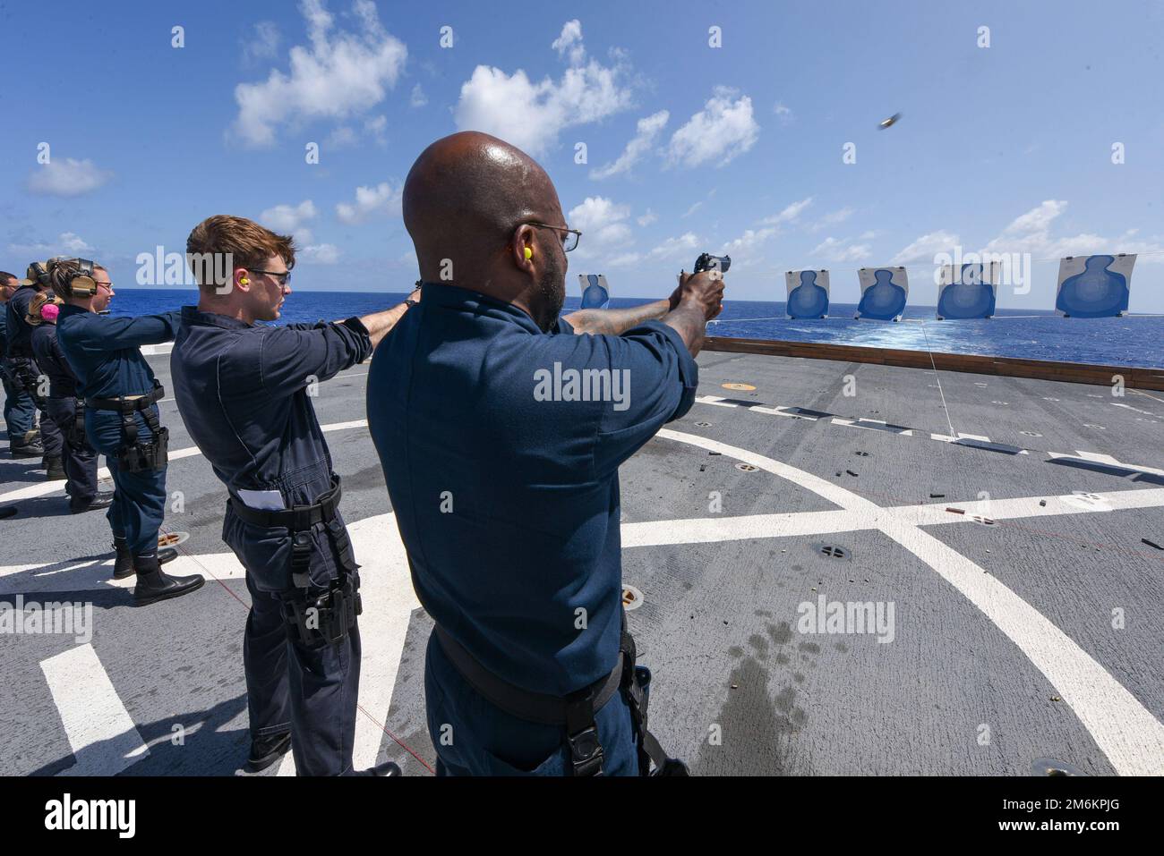 LES marins DE L'OCÉAN PACIFIQUE (30 avril 2022) affectés au navire de quai de transport amphibie USS John P. Murtha (LPD 26) ont incendié M9 pistolets au cours d'un exercice d'incendie, 30 avril. John P. Murtha mène actuellement des opérations de routine dans la flotte américaine 7th. Banque D'Images