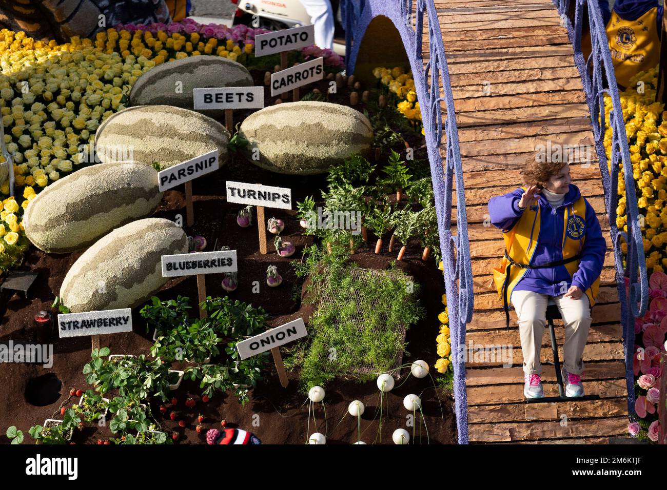 Le flotteur Lions International descend dans la rue pendant la Rose Parade annuelle 134th. Des spectateurs et des flotteurs sillonnez les rues pour la Rose Parade annuelle 134th. Banque D'Images