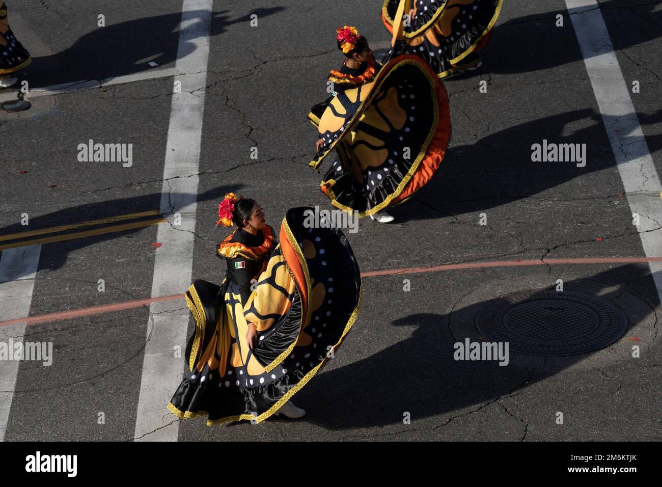 Les membres de la bande de marche de Buhos dansent lors de la Rose Parade annuelle 134th. Des spectateurs et des flotteurs sillonnez les rues pour la Rose Parade annuelle 134th. Banque D'Images