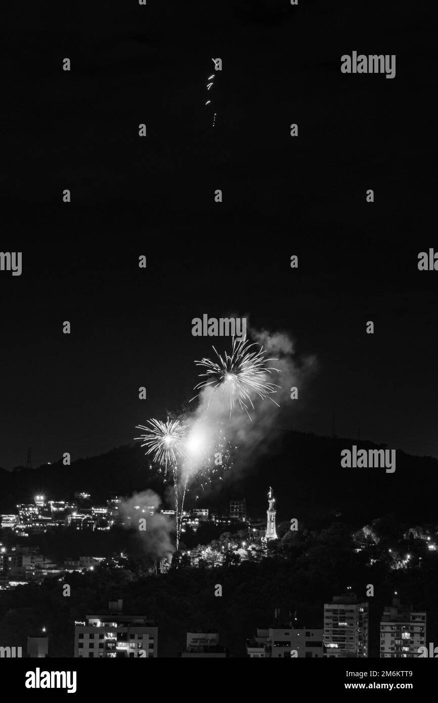 NITREÓI, RIO DE JANEIRO, BRÉSIL – 01/01/2023: Photo nocturne de l'arrivée du nouvel an (Réveillon) en noir et blanc avec feux d'artifice dans le ciel d'un Banque D'Images