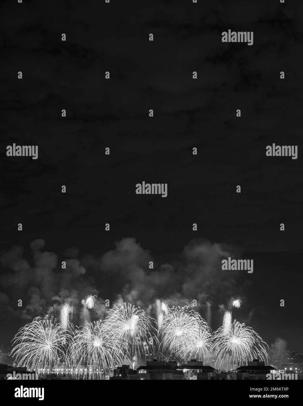 NITREÓI, RIO DE JANEIRO, BRÉSIL – 01/01/2023: Photo nocturne de l'arrivée du nouvel an (Réveillon) en noir et blanc avec feux d'artifice dans le ciel d'un Banque D'Images