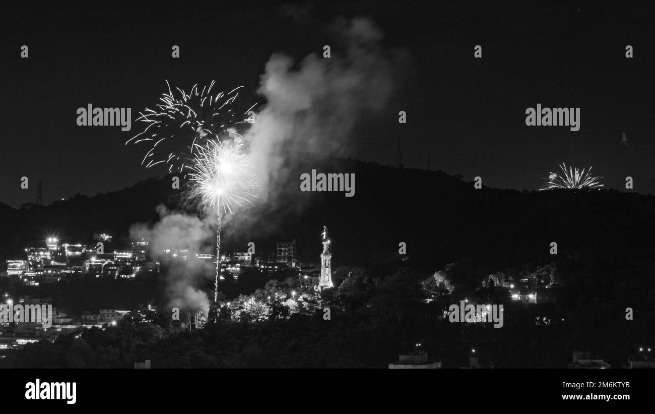 NITREÓI, RIO DE JANEIRO, BRÉSIL – 01/01/2023: Photo nocturne de l'arrivée du nouvel an (Réveillon) en noir et blanc avec feux d'artifice dans le ciel d'un Banque D'Images