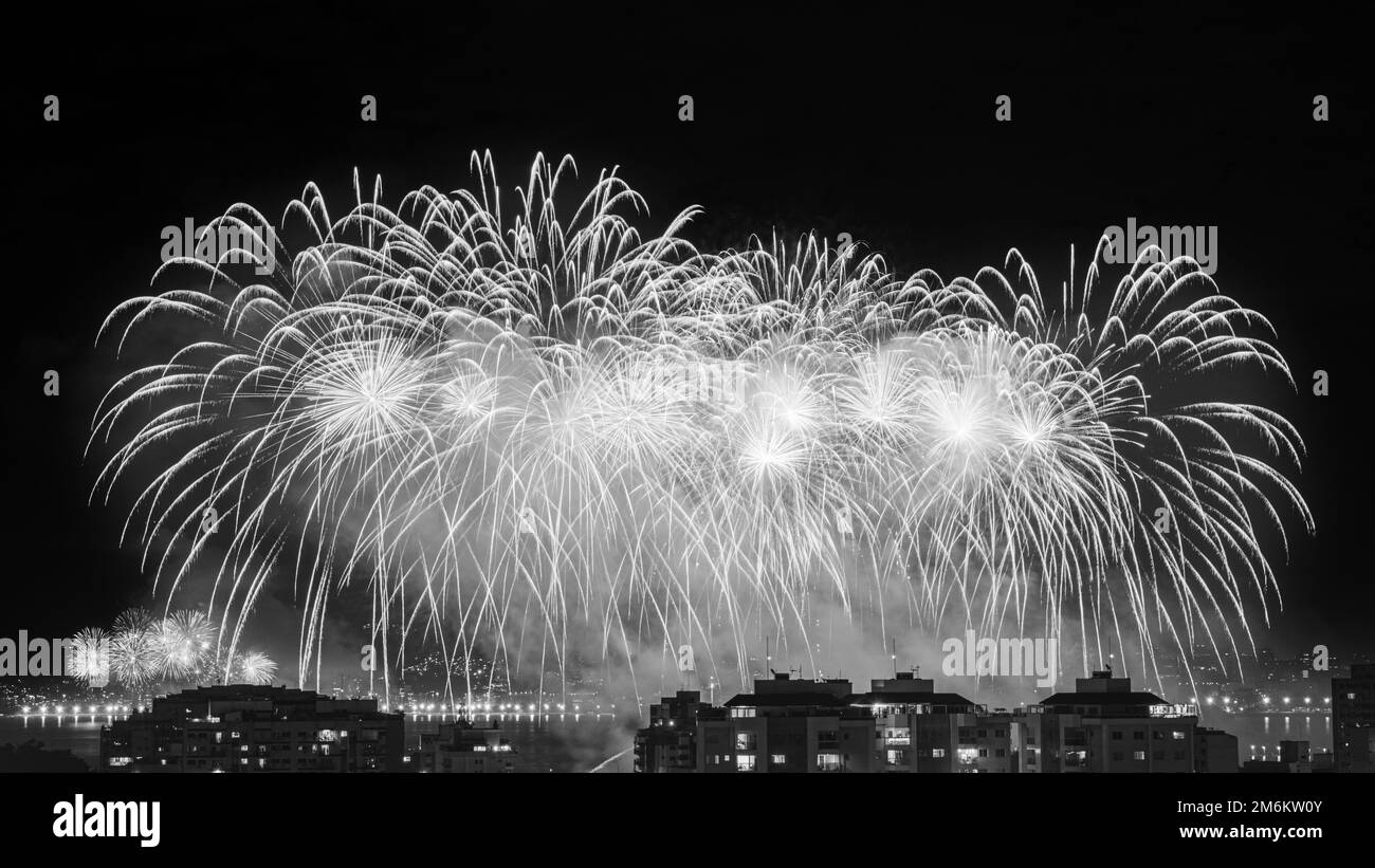 NITREÓI, RIO DE JANEIRO, BRÉSIL – 01/01/2023: Photo nocturne de l'arrivée du nouvel an (Réveillon) en noir et blanc avec feux d'artifice dans le ciel d'un Banque D'Images
