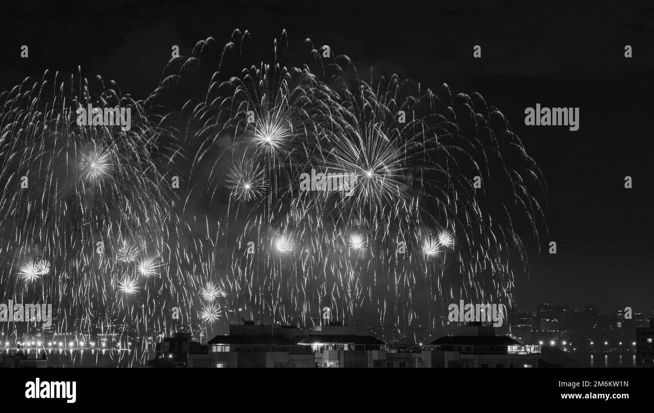 NITREÓI, RIO DE JANEIRO, BRÉSIL – 01/01/2023: Photo nocturne de l'arrivée du nouvel an (Réveillon) en noir et blanc avec feux d'artifice dans le ciel d'un Banque D'Images