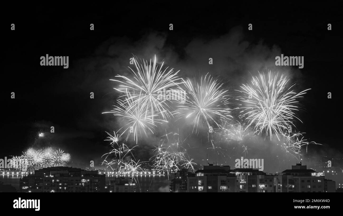 NITREÓI, RIO DE JANEIRO, BRÉSIL – 01/01/2023: Photo nocturne de l'arrivée du nouvel an (Réveillon) en noir et blanc avec feux d'artifice dans le ciel d'un Banque D'Images