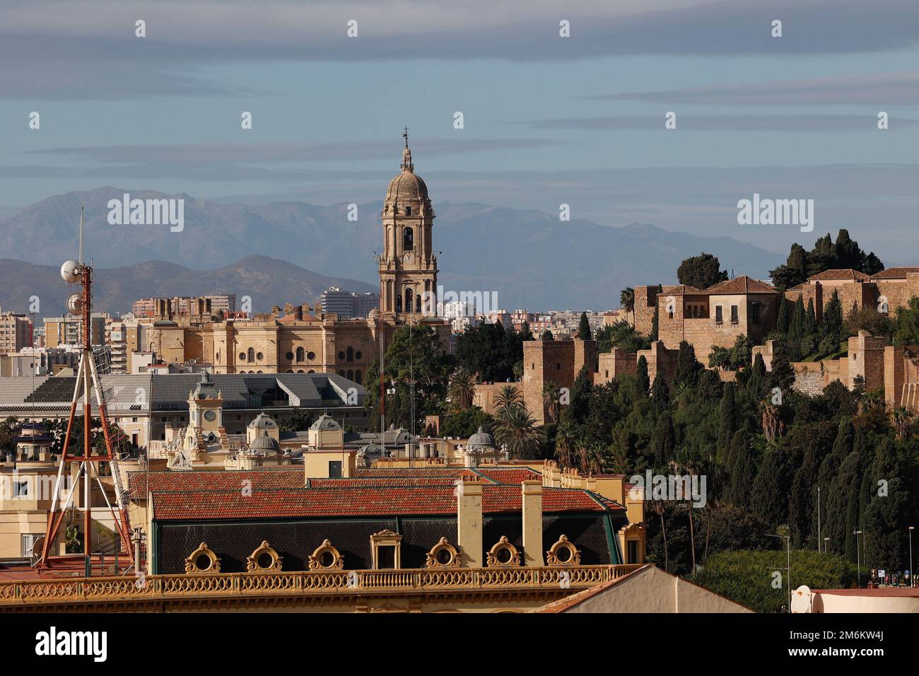 Vue sur la cathédrale de Malaga et Alcazaba, Malaga, Andalousie, Espagne, Europe. Banque D'Images