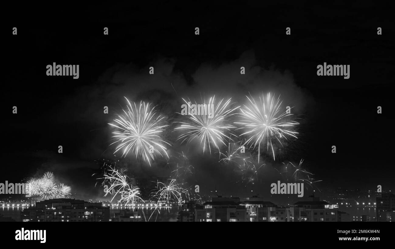 NITREÓI, RIO DE JANEIRO, BRÉSIL – 01/01/2023: Photo nocturne de l'arrivée du nouvel an (Réveillon) en noir et blanc avec feux d'artifice dans le ciel d'un Banque D'Images