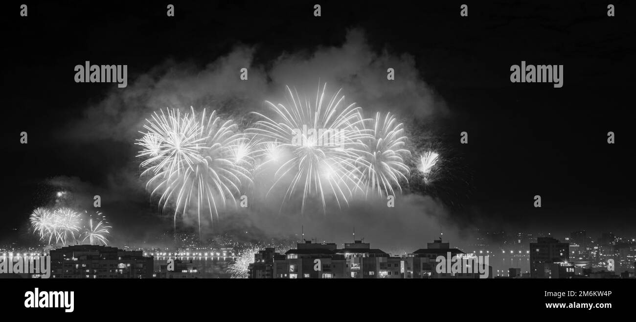 NITREÓI, RIO DE JANEIRO, BRÉSIL – 01/01/2023: Photo nocturne de l'arrivée du nouvel an (Réveillon) en noir et blanc avec feux d'artifice dans le ciel d'un Banque D'Images