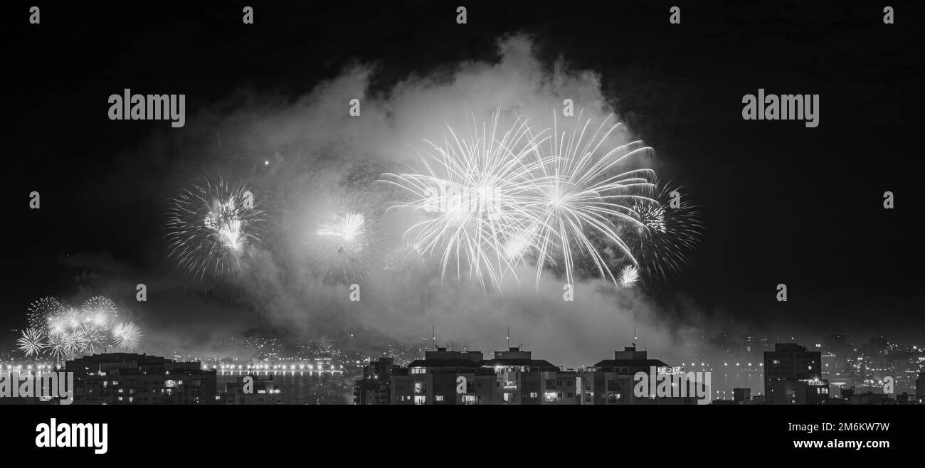 NITREÓI, RIO DE JANEIRO, BRÉSIL – 01/01/2023: Photo nocturne de l'arrivée du nouvel an (Réveillon) en noir et blanc avec feux d'artifice dans le ciel d'un Banque D'Images