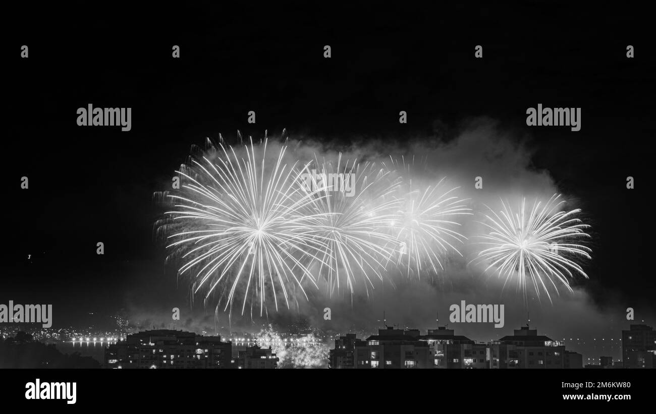 NITREÓI, RIO DE JANEIRO, BRÉSIL – 01/01/2023: Photo nocturne de l'arrivée du nouvel an (Réveillon) en noir et blanc avec feux d'artifice dans le ciel d'un Banque D'Images