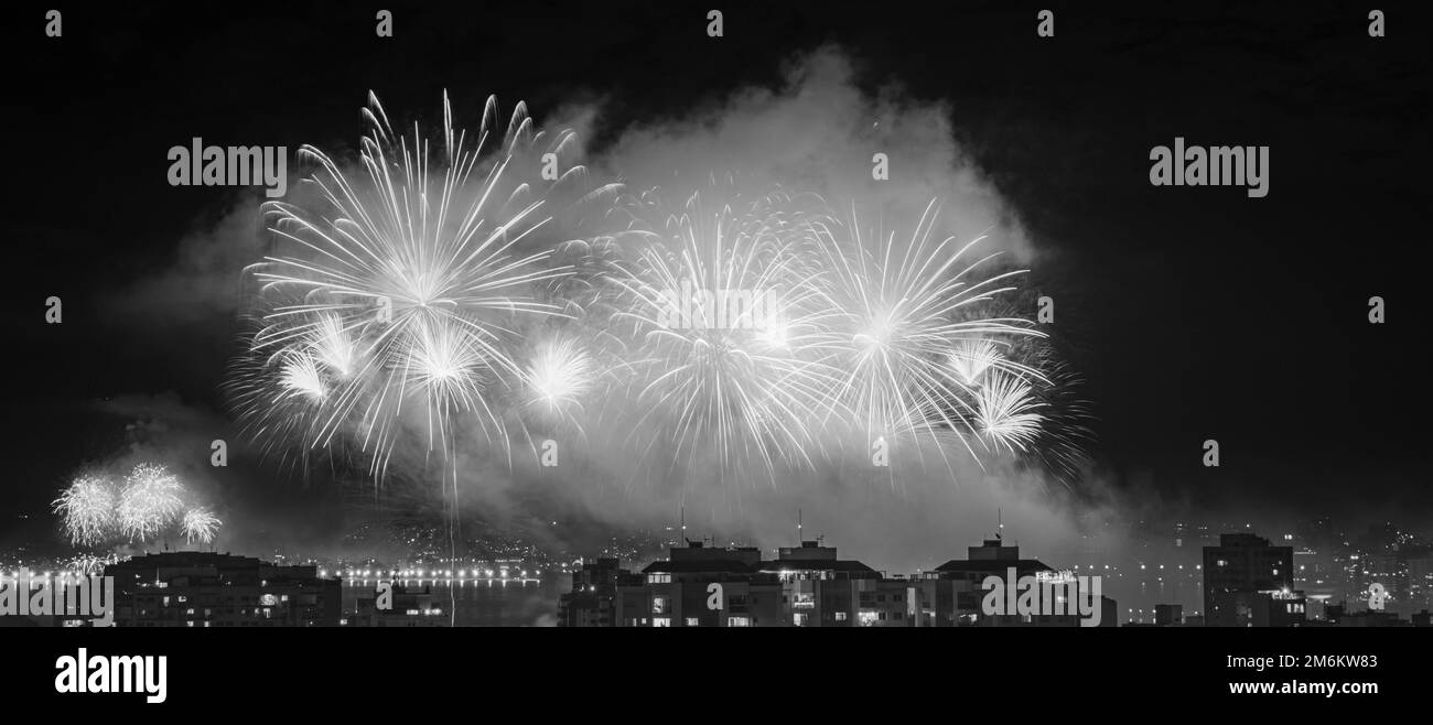 NITREÓI, RIO DE JANEIRO, BRÉSIL – 01/01/2023: Photo nocturne de l'arrivée du nouvel an (Réveillon) en noir et blanc avec feux d'artifice dans le ciel d'un Banque D'Images
